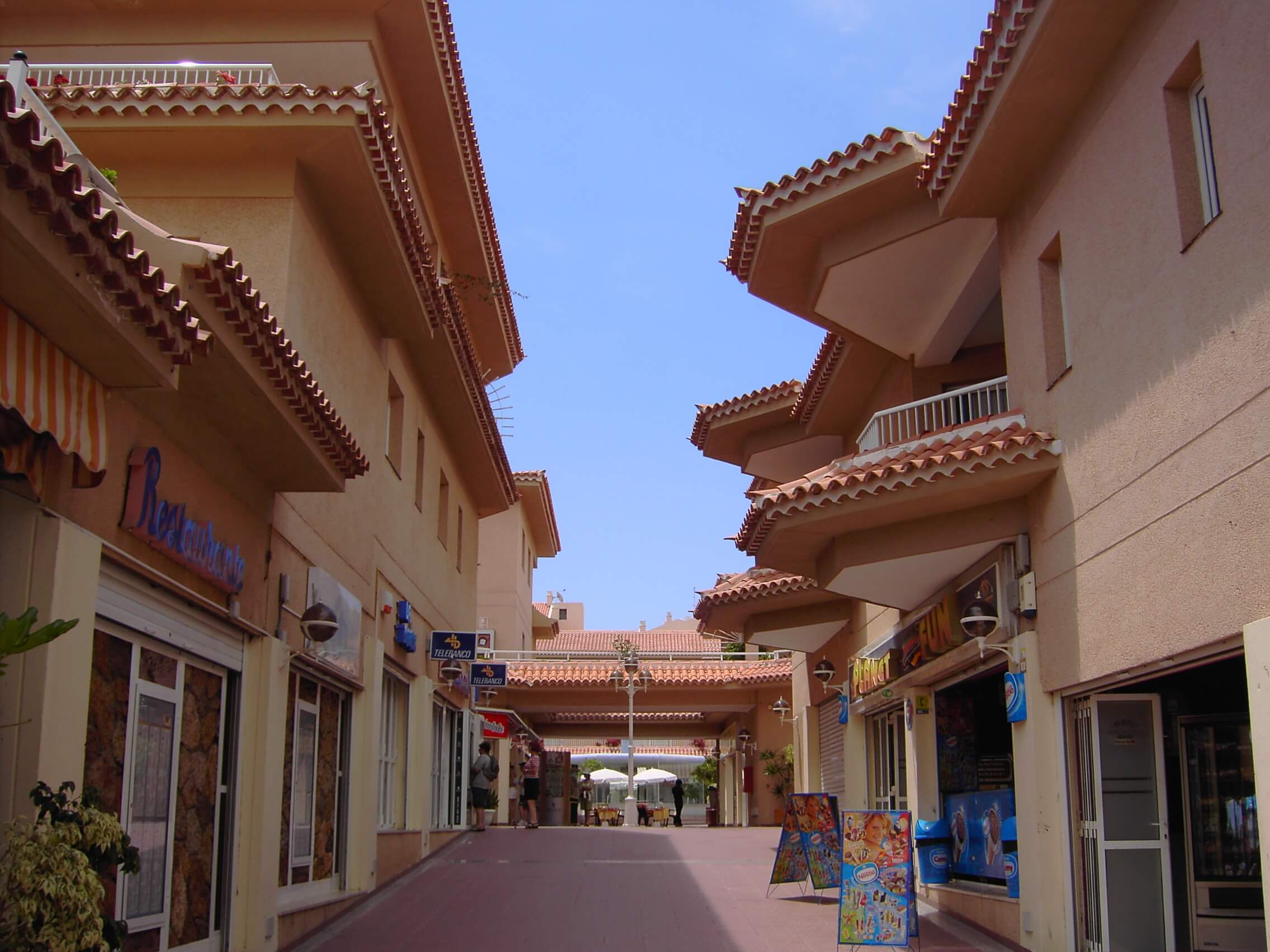 LAS VISTAS SHOPPING APR 05 