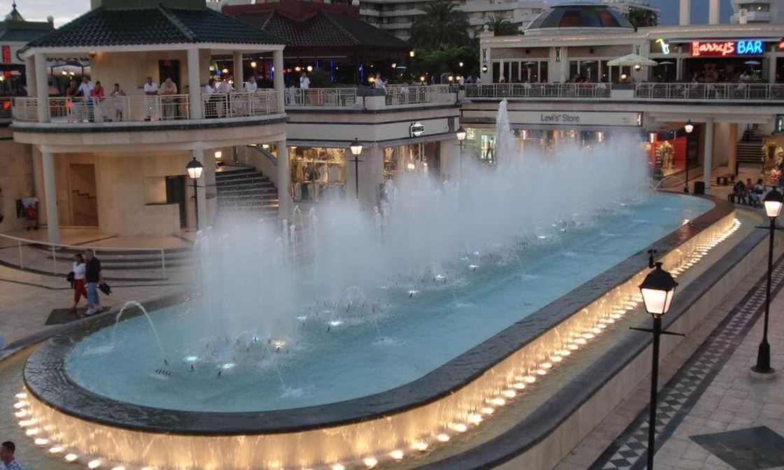 A Las Americas Goldren Mile